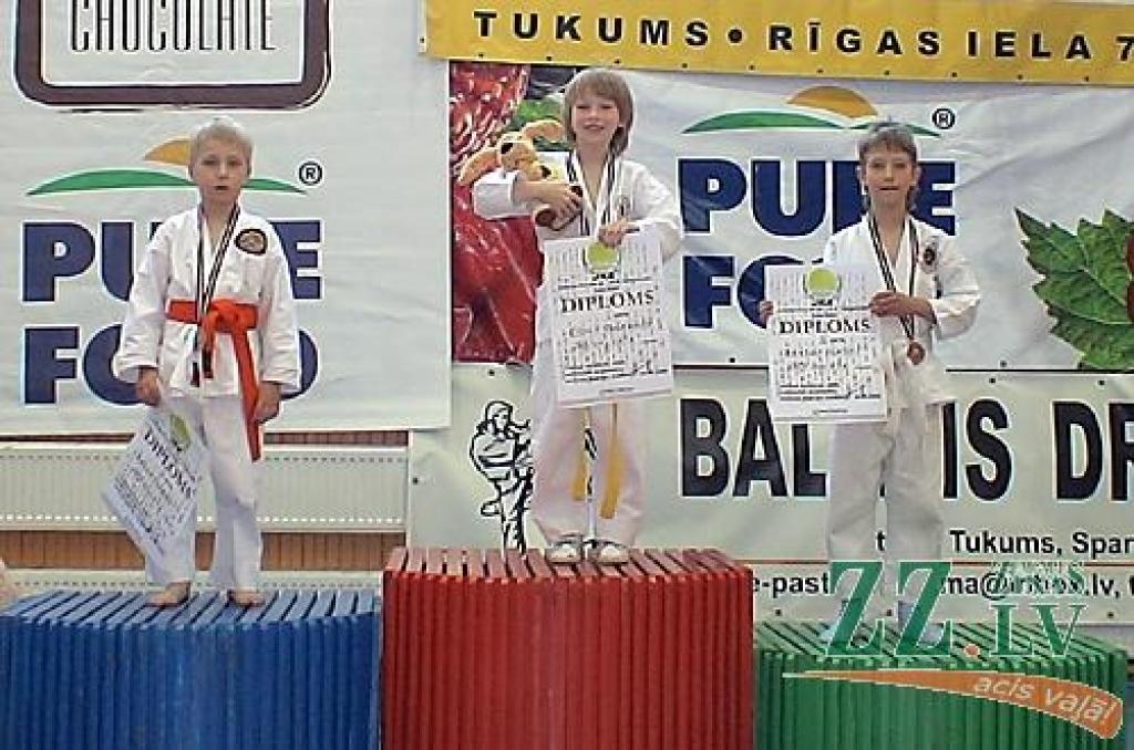 Uz goda pjedestāla augstākā pakāpiena Elvis Boļšakovs, trešajā vietā – Kristiāns Platais.
Autors: No «Shinri» arhīva.