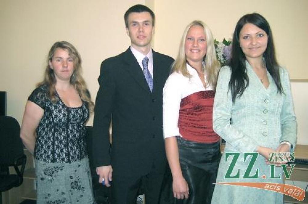 J.Čakstes stipendijas kandidāti: no kreisās - Līga Cērpa, Einārs Zaķis, Vita Skrodere un stipendijas saņēmēja Lana Svarinska.
Autors: Sandra Šteinerte.