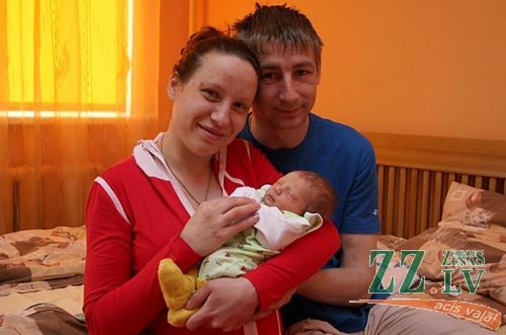 Karīna un Aleksejs Petrovi ar meitiņu Arīnu.
Autors: Krišjānis Grantiņš.