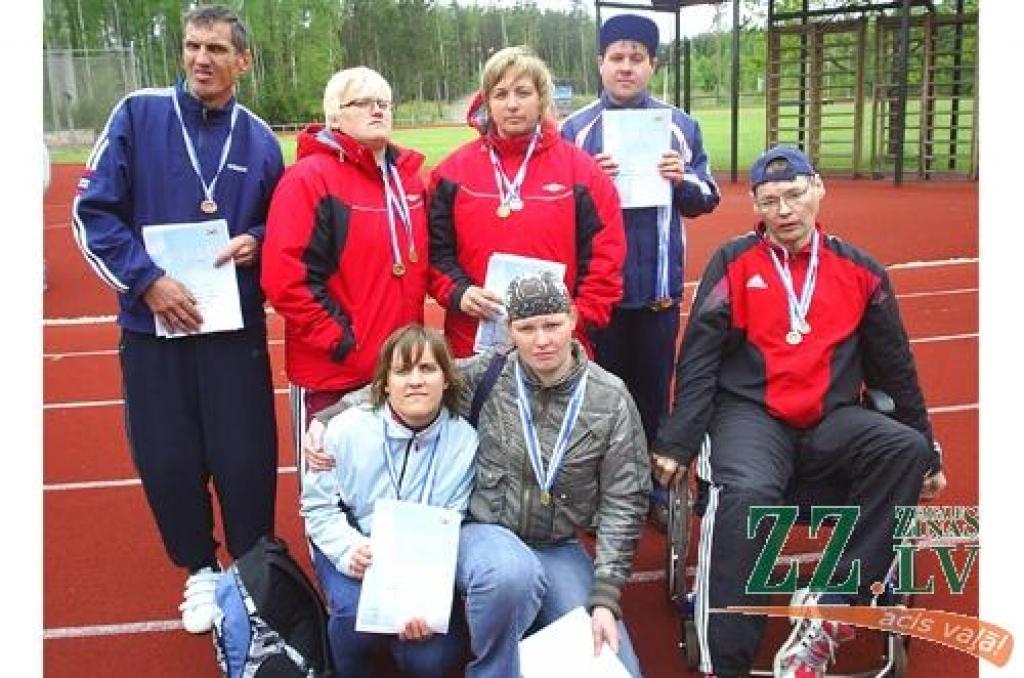 Murjāņu stadionā «Cerības» sportisti: pirmajā rindā no kreisās Ieva Vasiļjeva, Vineta Vaļicka, Aivars Sidorovs, otrajā – Andis Smirnovs, Ivita Strode, Ingrīda Priede, Juris Galiņš. 
Autors: No kluba «Cerība» arhīva.
