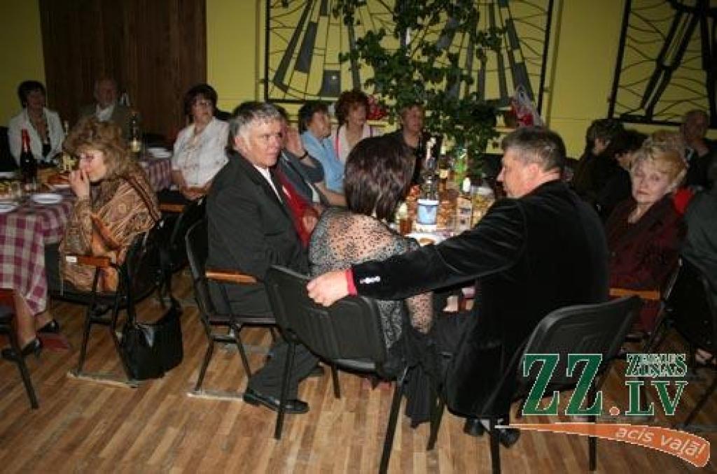 Jelgavas rajona zemnieku apvienības kādreizējais valdes priekšsēdētājs Vaclavs Šuķis (centrā).
Autors: Edgars Sauka.