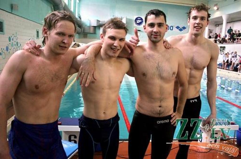 Peldētāji Ģirts Ģīrupnieks, Dmitrijs Pupkovs, Guntars Deičmans un Rolands Jaunzems nopelnīja sudraba medaļas 4 x 50 metru kompleksajā stafetē.
Autors: Agris Samcovs.