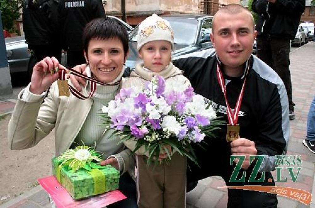 Sievu nešanas sacensībās sākotnēji par uzvarētājiem atzina Nadeždu un Romānu Vasiļjevus. Uzvara pēc dažām stundām gan tika anulēta
Autors: Agris Samcovs.