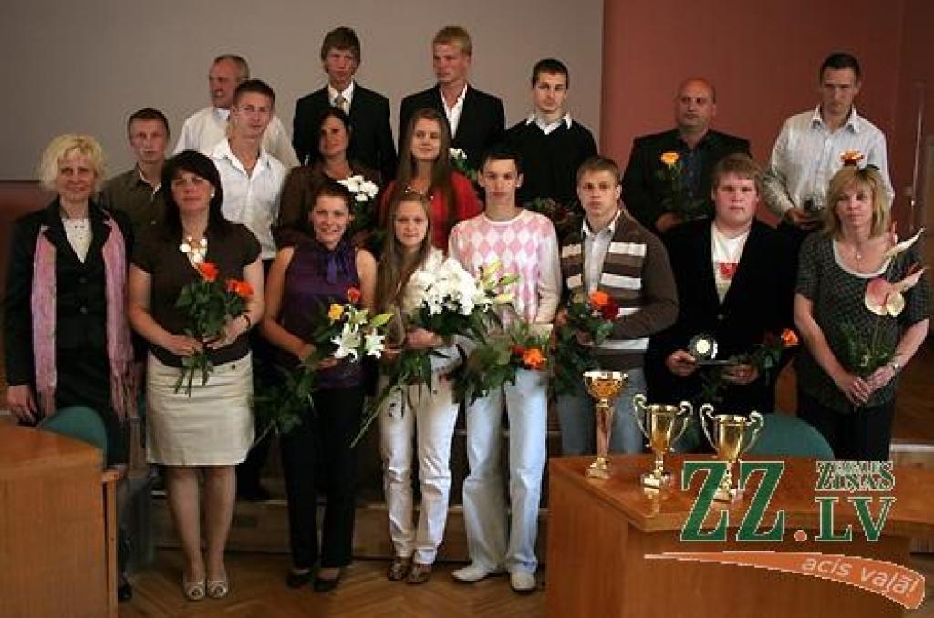 Foto piemiņai – 2009.gada sporta skolas absolventi ar saviem treneriem.
Autors: Agris Samcovs.