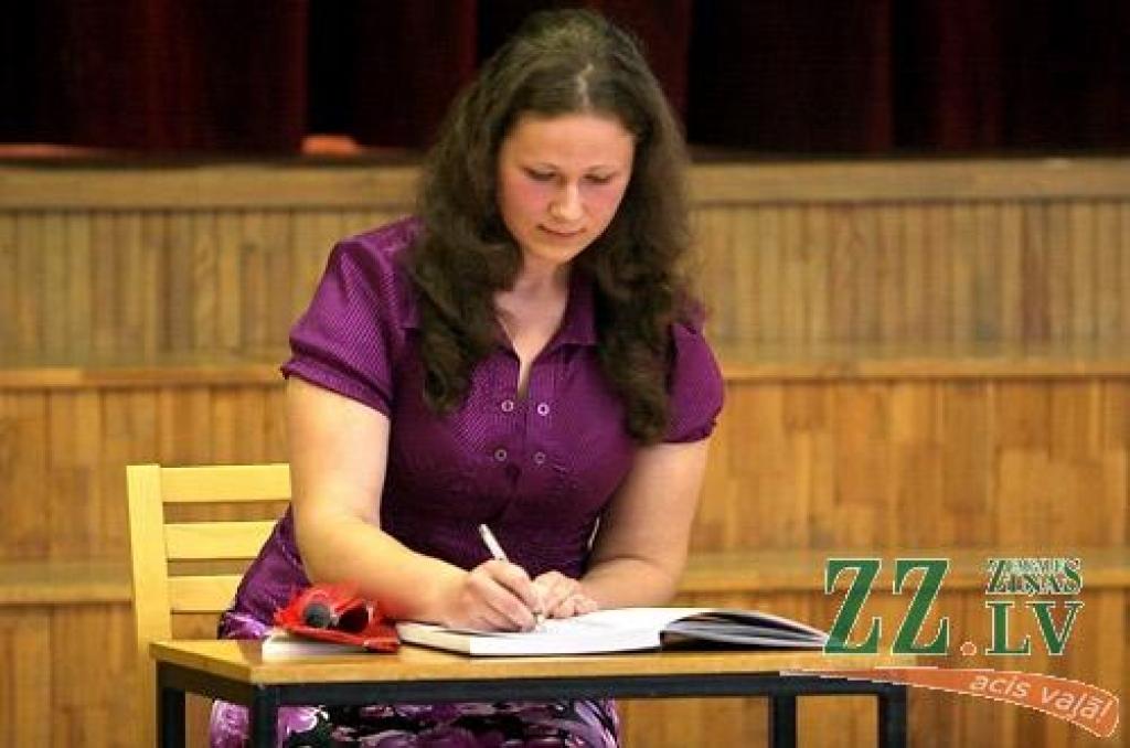 Goda grāmatā parakstās 12.klases skolniece Santa Logina, kura Latvijas 33.skolēnu zinātnisko darbu konferencē latviešu valodniecības sekcijā ieguva 1.pakāpes diplomu un tiesības studēt Latvijas Universitātē.
Autors: Agris Samcovs.