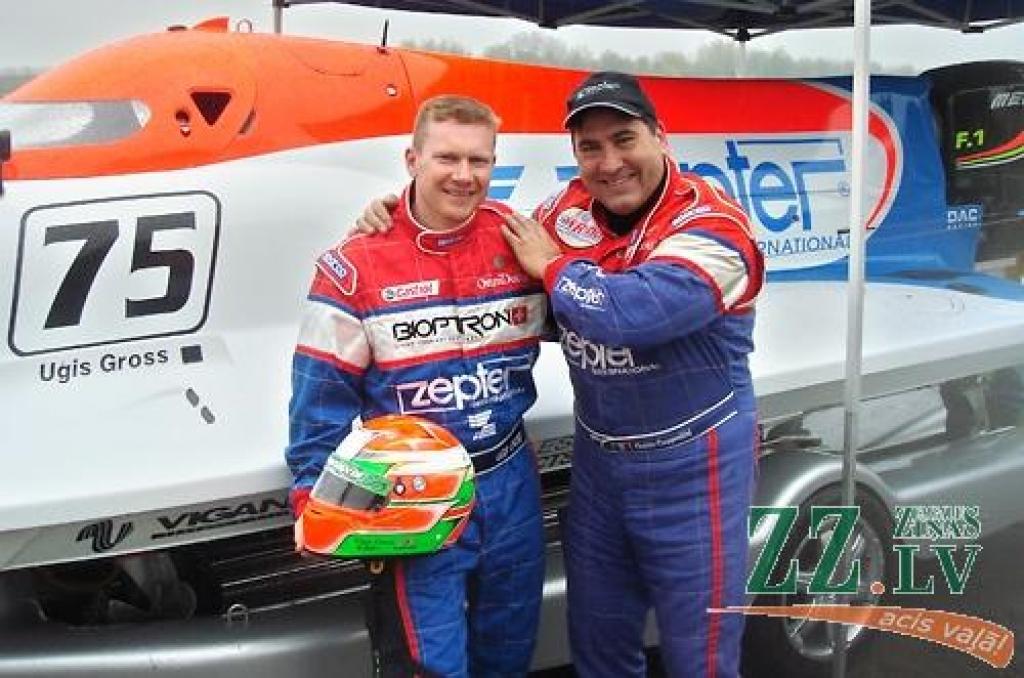 Uģis Gross kopā ar komandas biedru, deviņkārtējo pasaules čempionu ātrumlaivām F-1 klasē Gvido Kapelīni.
Autors: No personīgā arhīva.