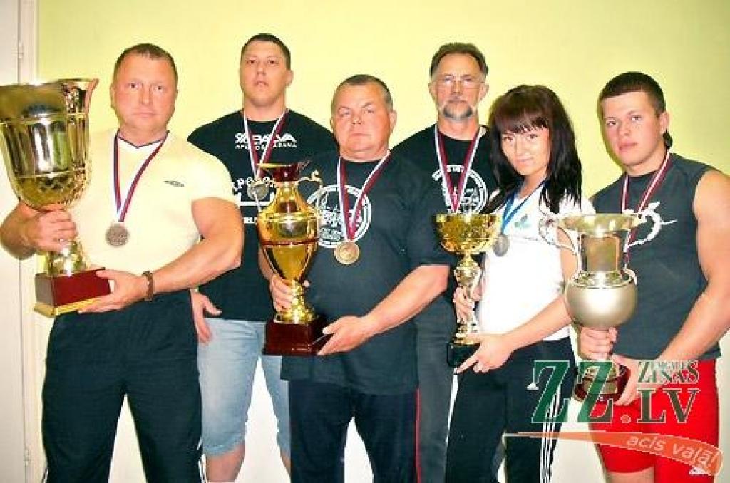 No kreisās: Oļegs Illarionovs, Jānis Klamers, Aleksandrs Smelovs, Jānis Lasmanis, Jana Jansone un  Pāvels Kijānovs.
Autors: No kluba arhīva.