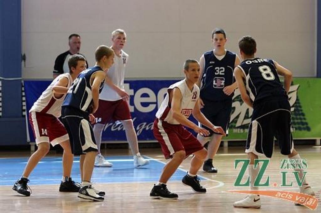 Mūsu jaunie basketbolisti cīņā pret Ogres komandu.
Autors: Krišjānis Grantiņš.