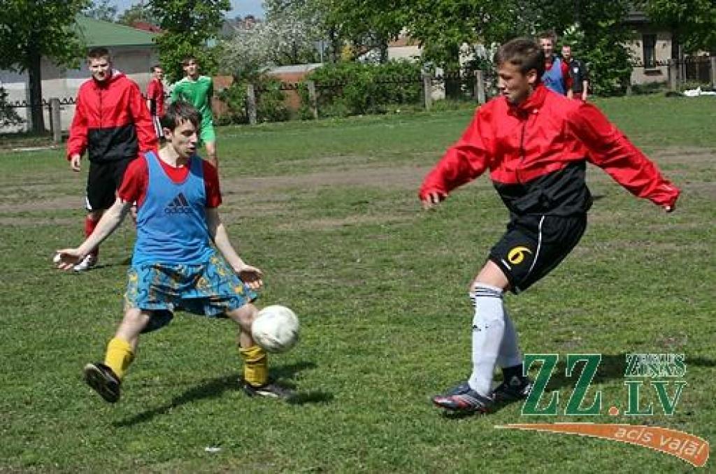 «Jelgava 1» pret «Miroņiem» tiekas turnīra sākumā un arī cīņā par trešo vietu, kur uzvar «dzīvie».
Autors: Krišjānis Grantiņš.