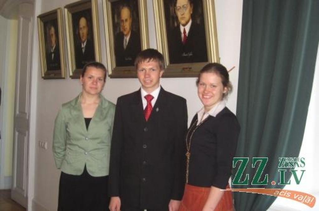 No kreisās: Darja Krasjuka, Guntars Gulbis un Anda Gotlaufa. 
Autors: Sandra Šteinerte.