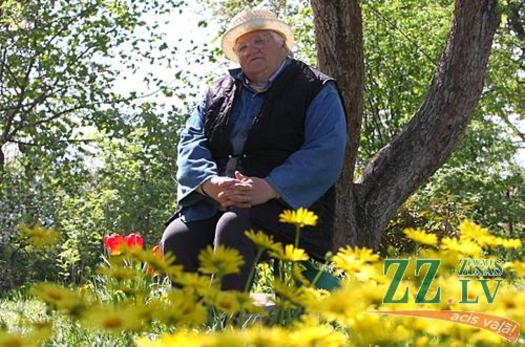 Emīlija Kalvāne stāsta, ka daudz pozitīvas enerģijas viņai dod rosīšanās ģimenes dārziņā.
Autors: Krišjānis Grantiņš.