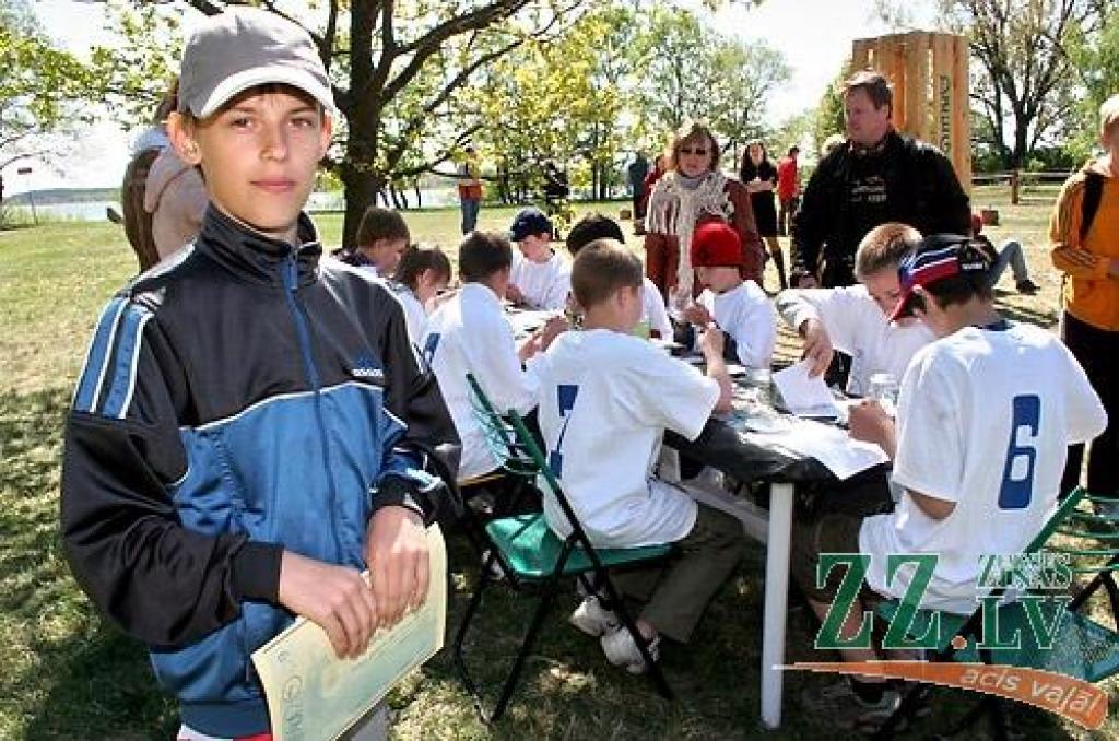 Aizupes pamatskolas piektklasniekam Dāvim visgrūtāk gājis ar mīklu minēšanu.
Autors: Agris Samcovs.