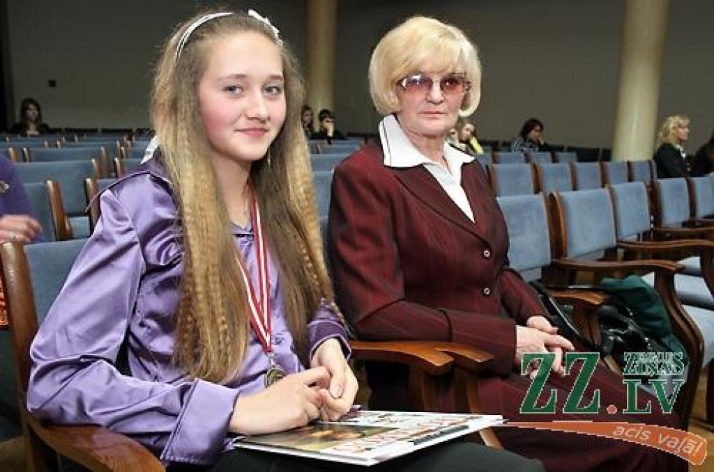 Staļģenes pamatskolas 8.klases skolniece Santa Naumova un skolotāja Valentīna Arnīte.
Autors: Agris Samcovs.