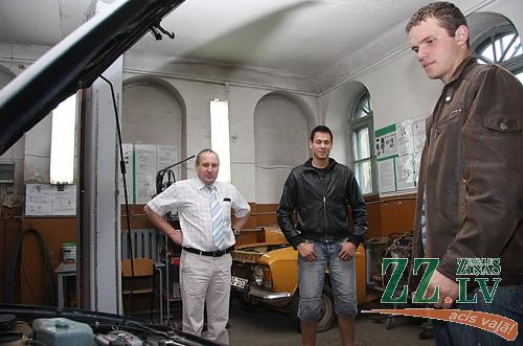 Zaļenieku arodvidusskolas topošajiem automehāniķiem Mikum Murinskim un Aināram Silakaktiņam ir, par ko lepoties. Par audzēkņu veikumu priecīgs ir arī skolotājs Elmārs Antons.
Autors: Krišjānis Grantiņš.