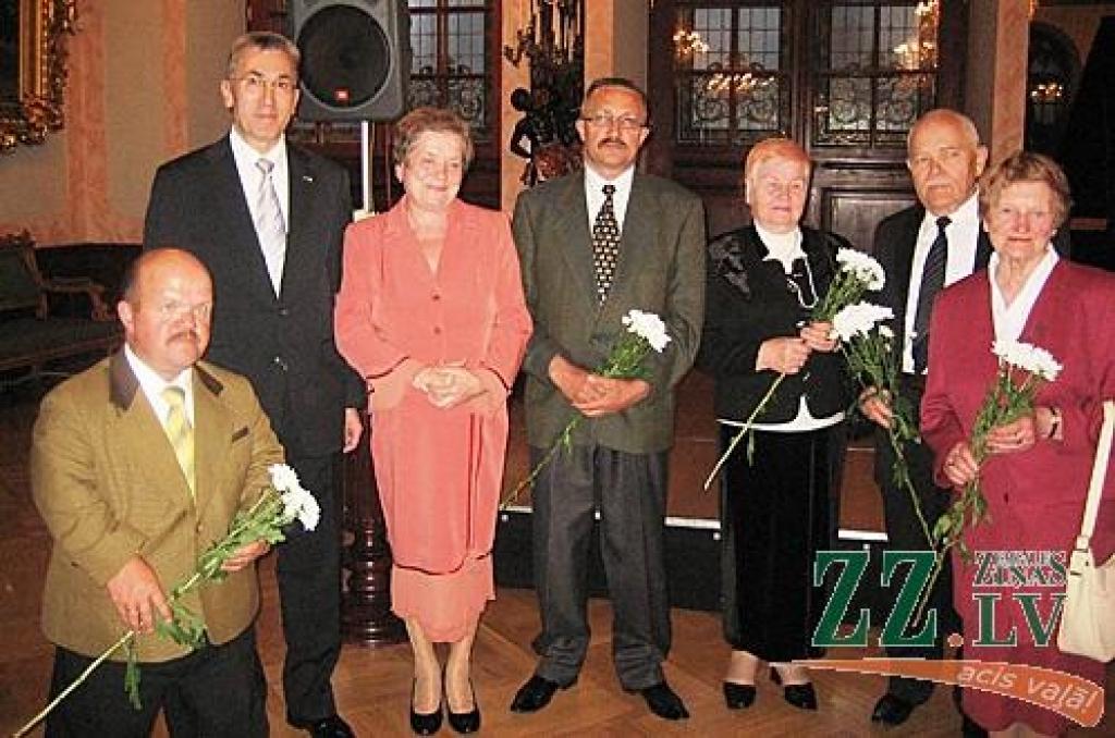 Attēlā no kreisās: Aleksandrs Radzevičs, Polijas vēstnieks Latvijā Maciejs Klimčaks (Maciej Klimczak), Latvijas Poļu biedrības Jelgavas nogaļas vadītāja Marija Kudravceva,  A.Urbanovičs, V.Šikšņana, K.Šikšņans un J.Muriņa.
Autors: No A.Radzeviča arhīva.