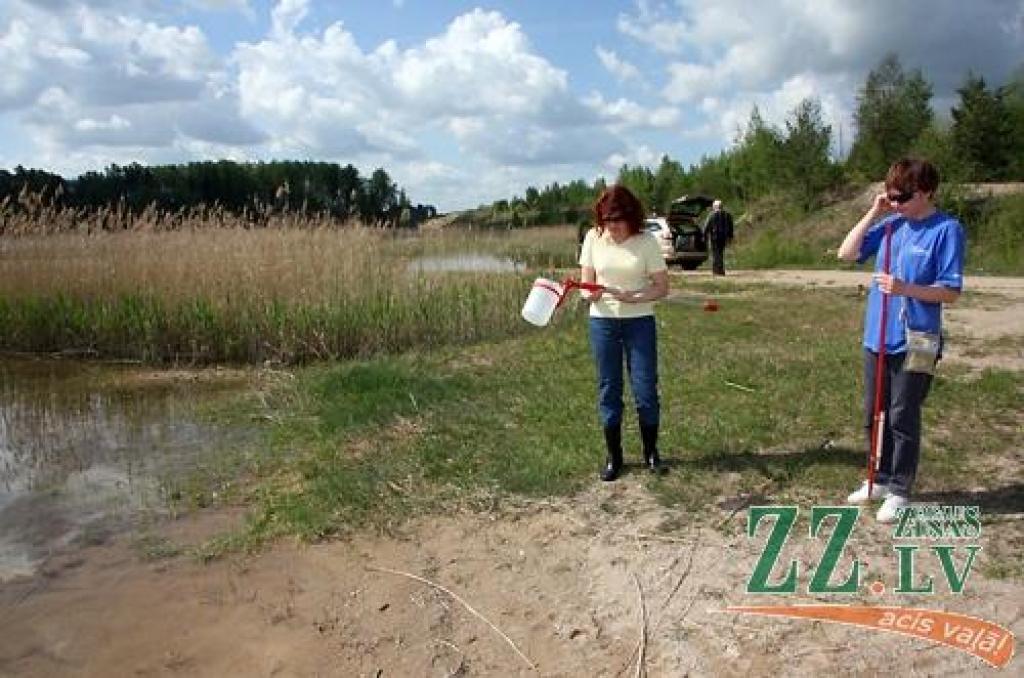 Šogad līdzekļu ekonomijas dēļ ūdens paraugu ņemšana peldvietās notiks retāk, tādēļ iedzīvotāji aicināti būt saudzīgiem pret dabu, ievērot tīrību un personīgo higiēnu, kā arī pašiem ziņot SVA, ja ir aizdomas par ūdens piesārņojumu.
Autors: Krišjānis Grantiņš.