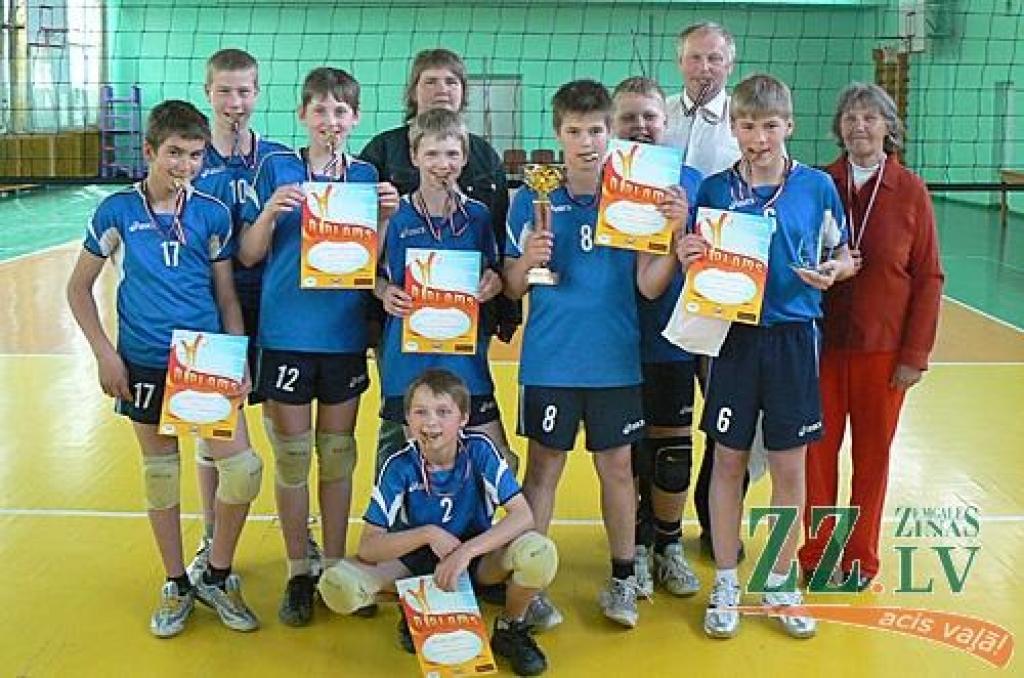 Latvijas jaunatnes volejbola čempionāta zelta medaļnieki 1996.gadā dzimušo grupā. No labās – viens no finālturnīra vērtīgākajiem spēlētājiem Ričards Ziediņš. Kopā ar komandu – treneri Marija Hildebrante (no labās), Imants Roziņš un Sigita Roziņa.
Autors: No JRSC arhīva.