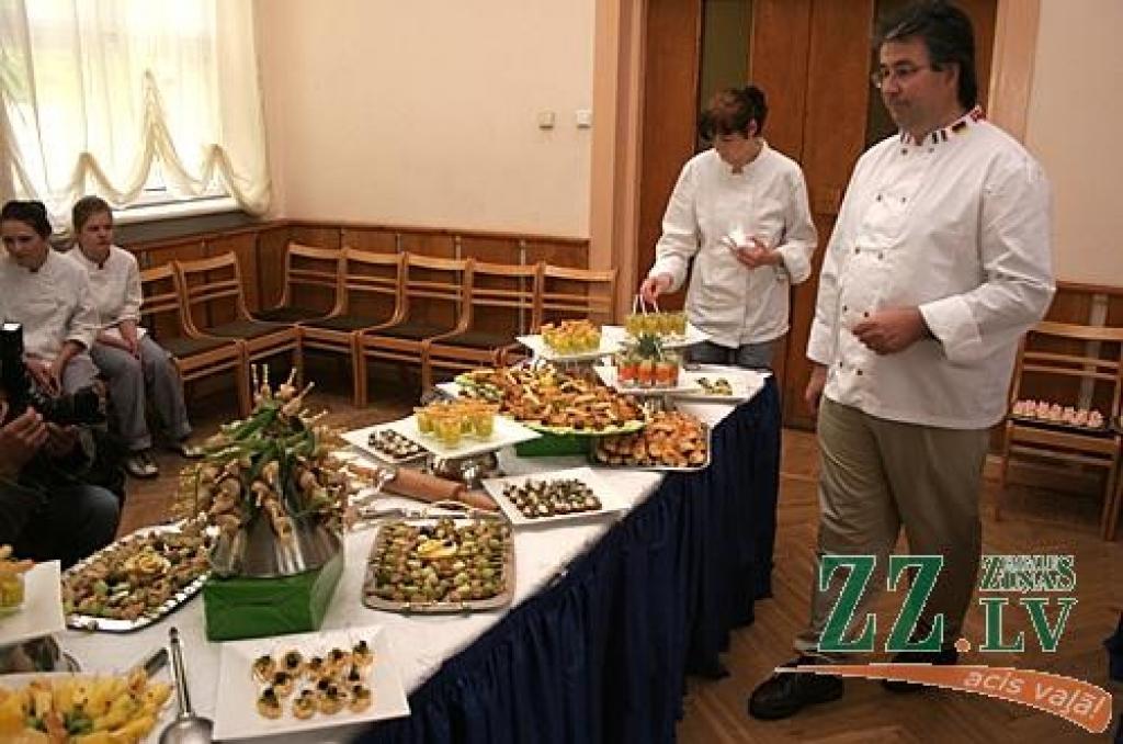 No labās - vieslektors Bruno Šaperons.
Autors: Agris Samcovs.