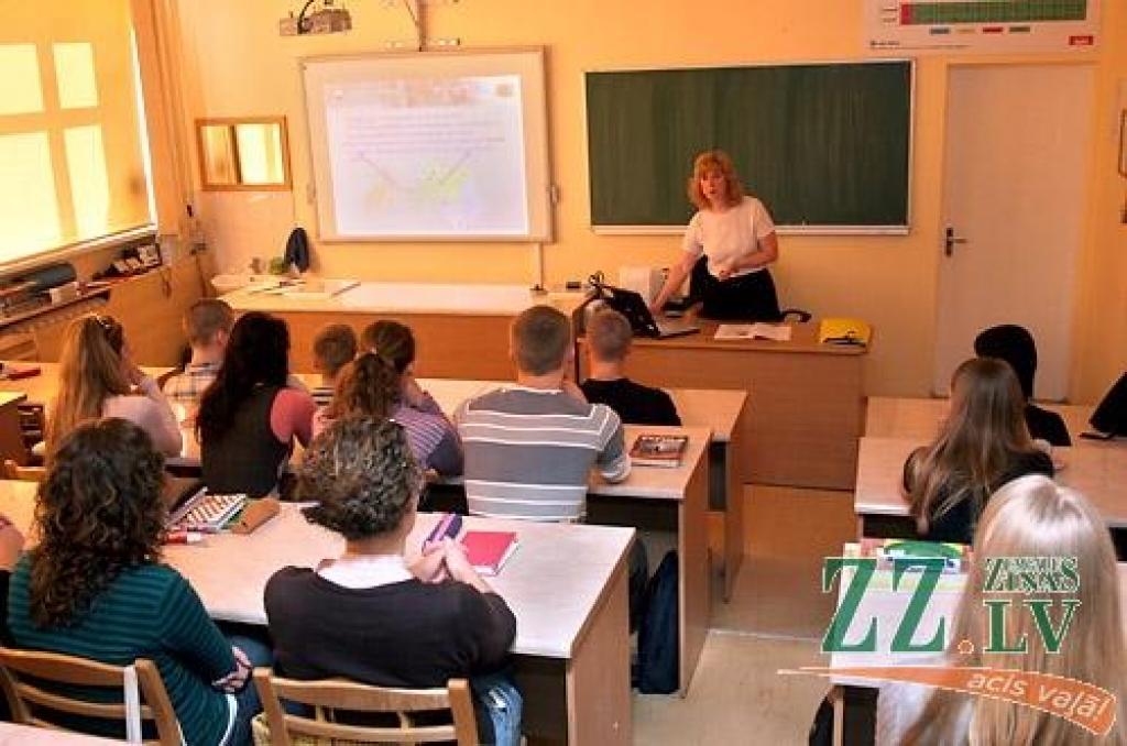 Par ieguvumiem no ES Valsts ģimnāzijā stāsta Pilsonības un migrācijas lietu pārvaldes darbiniece Maira Roze.
Autors: Agris Samcovs.