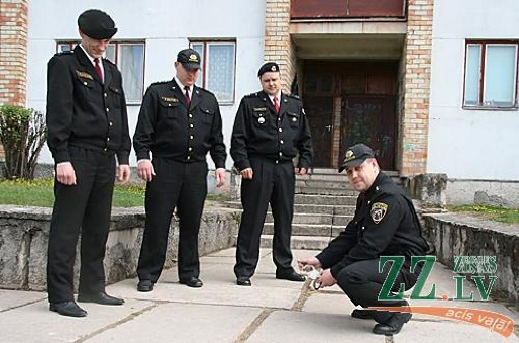 Vienā no pagalmiem Atmodas ielā Jelgavas Pašvaldības policijas Patruļpolicijas nodaļas inspektori Alvis Ločmelis (no labās), Dainis Bernāts, Gatis Emulis un Viesturs Pavilons aprīļa vidū nozieguma vietā aizturēja divus «viesstrādniekus» – automašīnu apzadzējus, kuri bija paspējuši nodarīt zaudējumus ne vienam vien mūsu pilsētas iedzīvotājam.
Autors: Inga Karlinska.