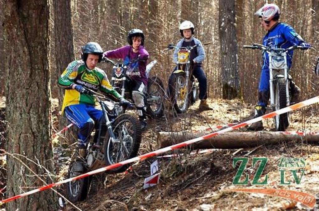 Latvijas triāla čempionāta pirmā posma uzvarētājs A grupā Kaspars Vērnieks (priekšplānā).
Autors: No kluba arhīva.