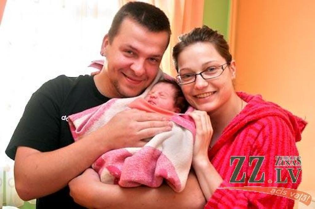 Katrīna un Ģirts Šoļi ar meitiņu Beatrisi.
Autors: Agris Samcovs.