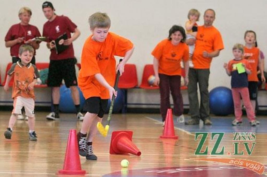 Jelgavnieku Ozolu ģimene spēlēs bija izveidojusi savu komandu, un tās mērķis bija piedalīties pēc iespējas vairāk disciplīnās.
Autors: Agris Samcovs.