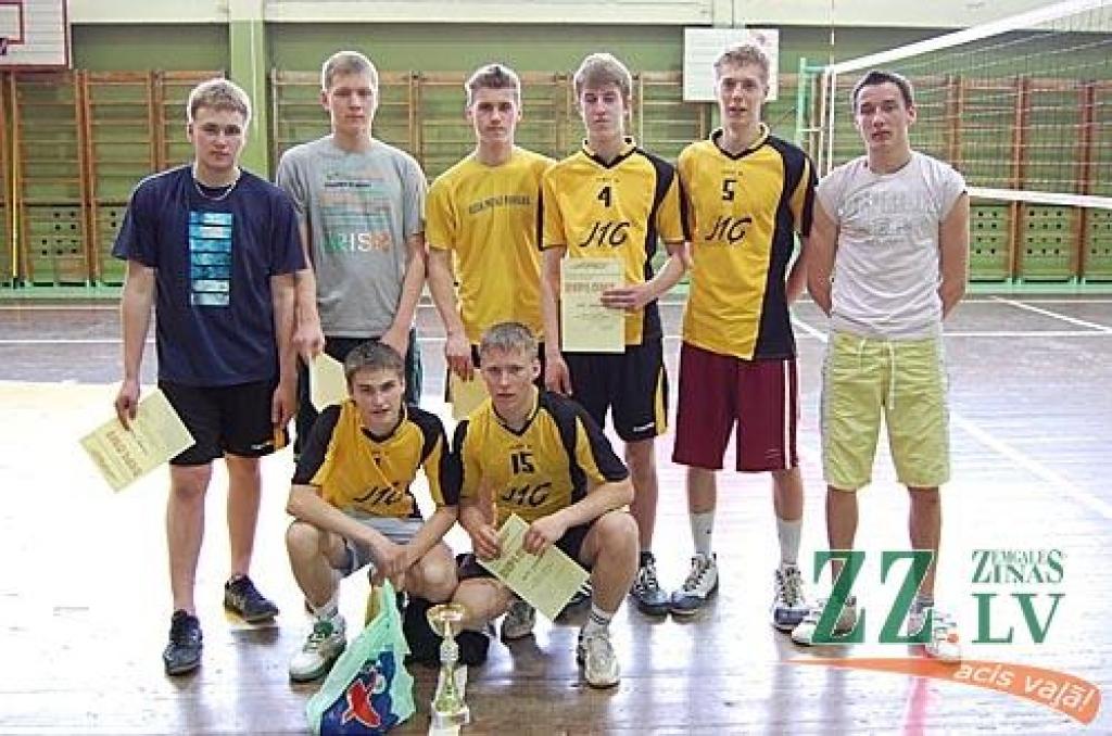 1.ģimnāzijas dāvāto kausu izcīnīja mājinieku komanda.
Autors: No Jelgavas 1.ģimnāzijas arhīva.