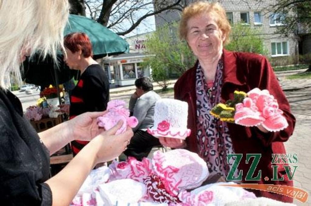 Pirms daudziem gadiem Elitas kundze ieguvusi  daiļamata meistara apliecību un skaistos darbus darina savām rokām. Viņas adītajos zābaciņos un krāšņajās cepurītes rotājies ne viens vien mazais jelgavnieks. 
Autors: Agris Samcovs. 