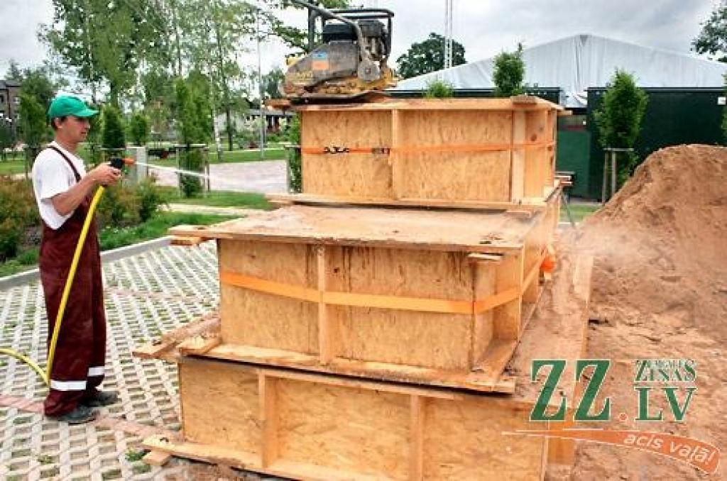 Uzvaras parkā SIA «Ceļu būvniecības sabiedrība «Igate»» darbinieki turpina sagatavošanas darbus gaidāmajam 3.Starptautisko smilšu skulptūru festivālam «Summer Signs» (Vasaras zīmes). Mākslinieki pārstāvēs deviņas valstis - Latviju,...