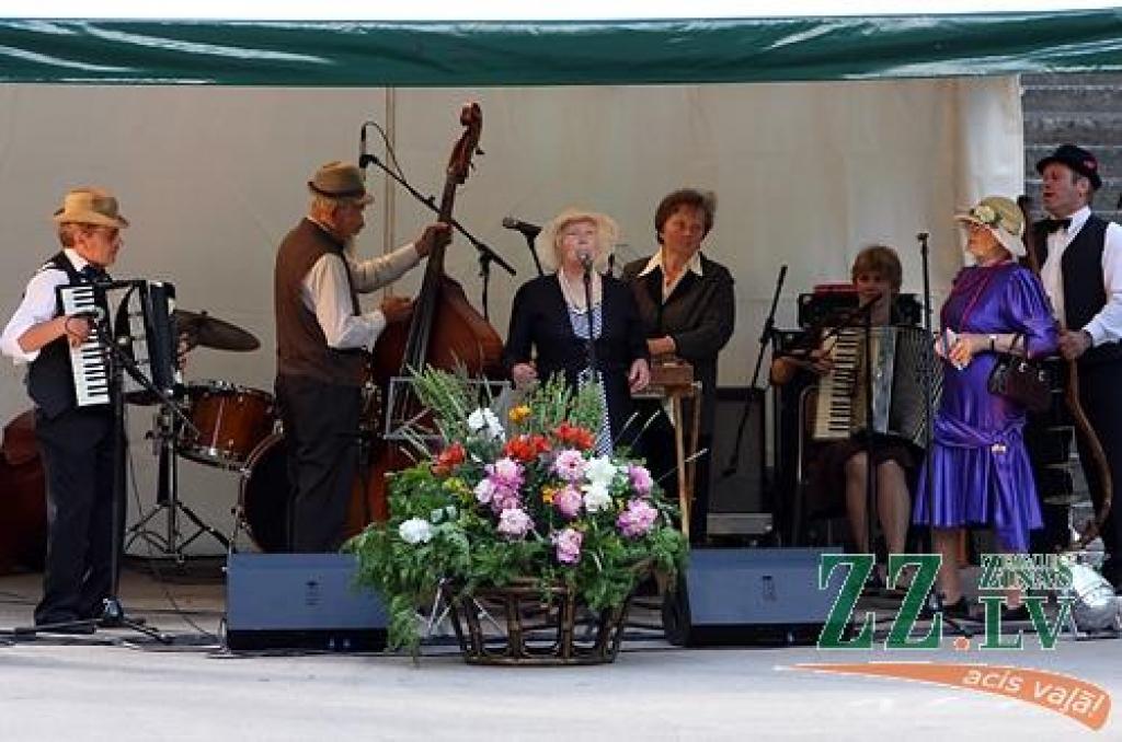 Sestdien Elejas muižas parkā notika tautas mūzikas svētki «Pirmsjāņu lustes». Pasākums sākās ar tautas lietišķās mākslas, amatnieku darinājumu un Zāļu tirgu, savukārt turpinājumā sanākušie varēja noskatīties tautas mūzikas ansambļu un...