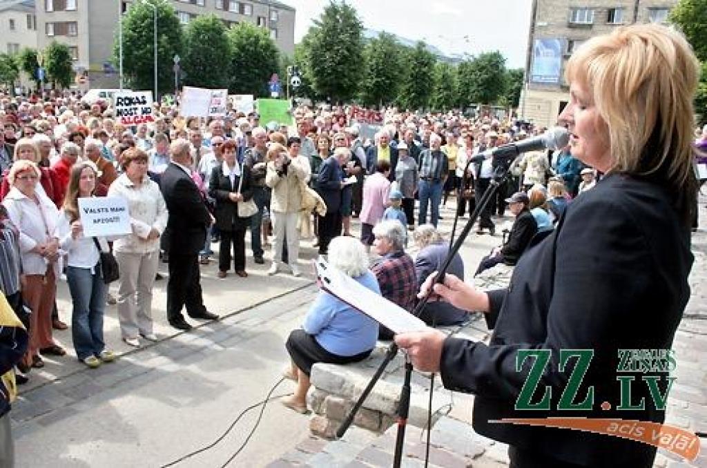 «Pārtraukt genocīdu pret skolotājiem!», «Rokas nost no algām!», «Realitātes šovs - izdzīvo par 128 Ls / mēn.», «Valsts mani apzog» - ar šādiem un līdzīga satura plakātiem ceturtdien pusdienlaikā Hercoga Jēkaba laukumā pulcējās vairāki...