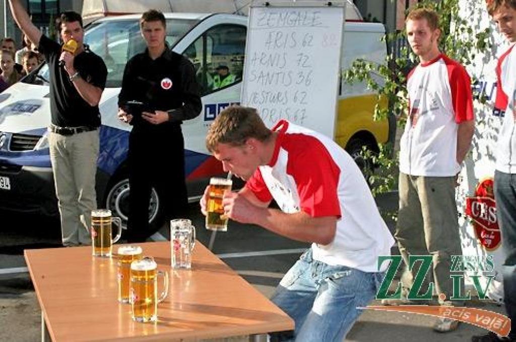 Jelgavā notikušajās telekompānijas LNT raidījuma «Tautas balss» rīkotajās alus ātrdzeršanas sacensībās uzvarēja speciāli no Bauskas atbraukušais Arnis Paškevičs, kurš pintes kausu alus iztukšoja 6,4 sekundēs.