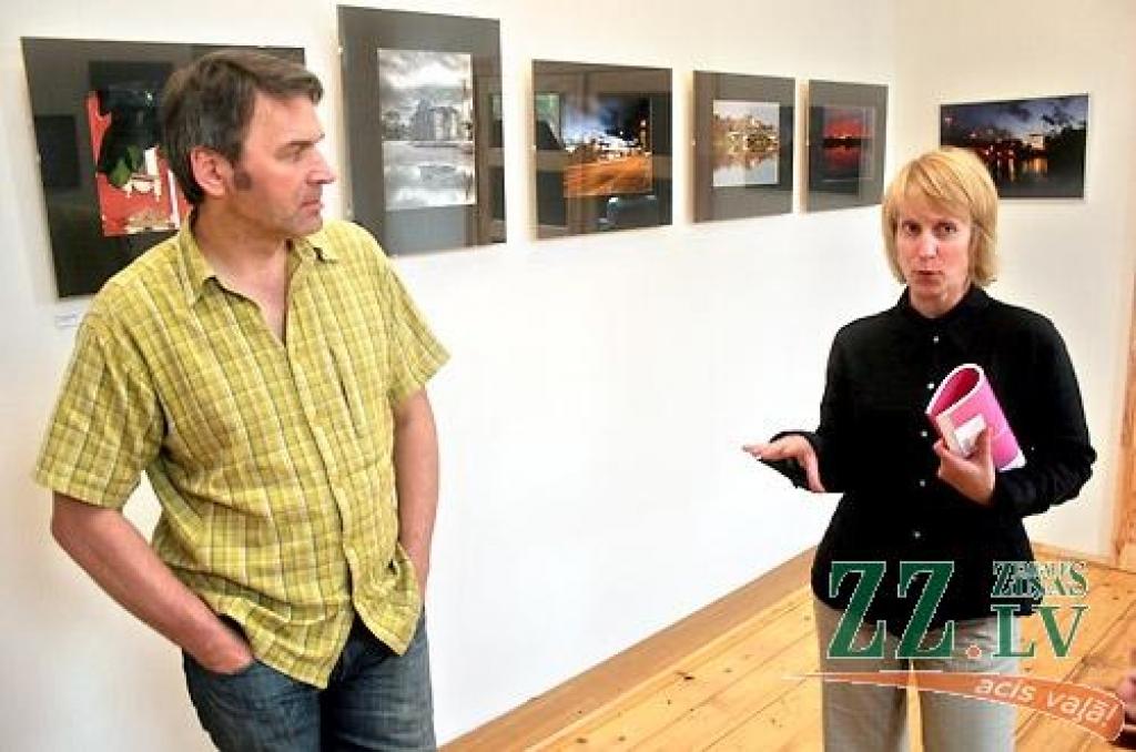 Interesentus joprojām aicina galerijā «Suņa taka» atvērtā izstāde «Skaties Jelgavu!», kurā aplūkojamas sešu autoru - Gunta Šdvītiņa, Harija Liepiņa, Ilmāra Drīliņa, Billija Loca, Jurģa Narvila un Kristapa Herca – fotogrāfijas. Izstāde būs...