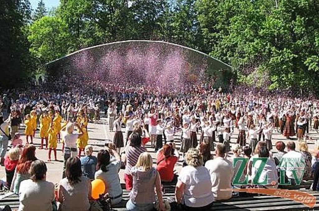 Izdziedot un izdejojot daļu nākamgad paredzēto dziesmu un deju svētku repertuāra, Elejā aizvadīti tradicionālie Bērnu svētki. Šogad pasākumu apmeklēja arī komponists Raimonds Pauls, kurš ir vairāku programmā iekļauto dziesmu un arī vienas...