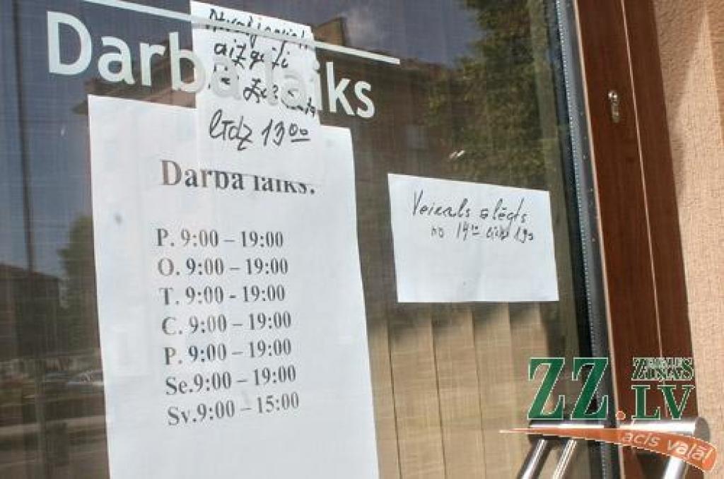 Uz viena no piestiprinātajiem papīra gabaliņiem rakstīts «Atvainojiet, aizgāju pie zobārsta līdz 13», uz otra - «Veikals slēgts no 14 līdz 19». Jāsecina, ka otrdien veikals bijis atvērts pārāk ilgi.
Autors: Agris Samcovs.