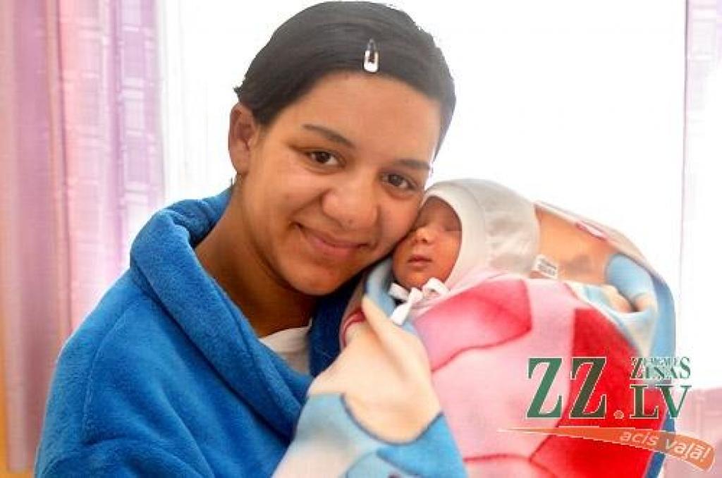 Kristīne Antonova ar meitiņu Madaru.
Autors: Agris Samcovs.