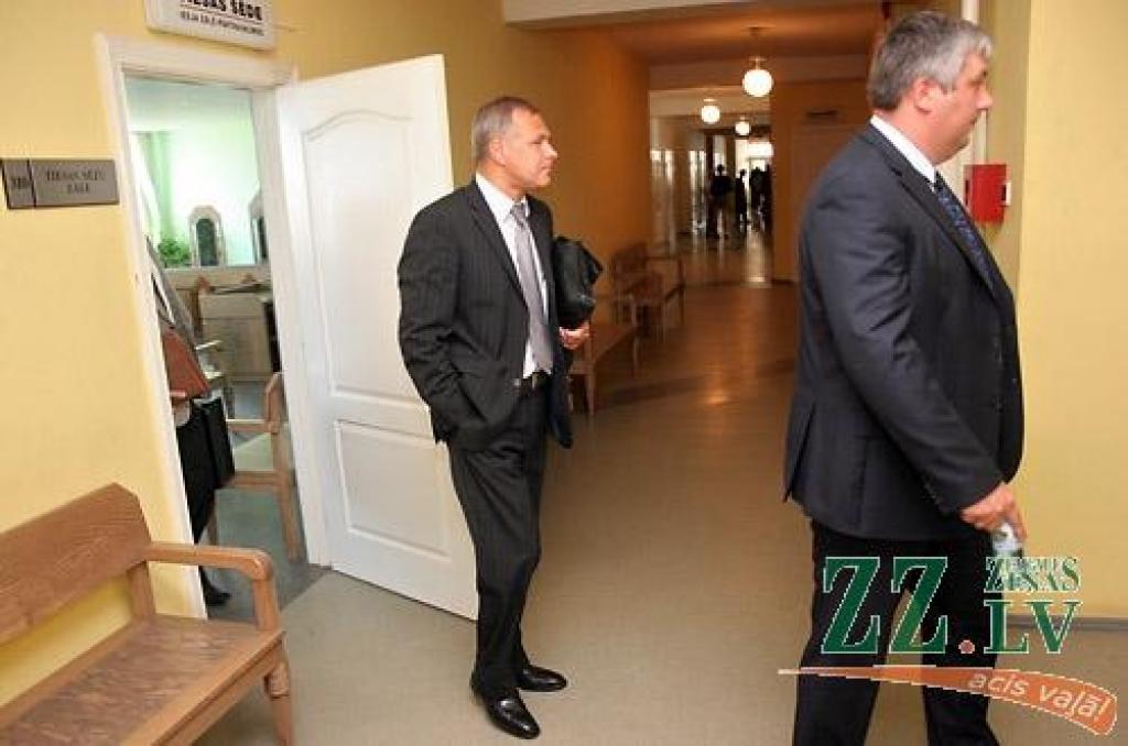 «Jelgavas cukurfabrika» valdes priekšsēdētājs Jānis Blumbergs (no kreisās) un valdes loceklis Māris Freifalts pēc tiesas sēdes.
Autors: Agris Samcovs.