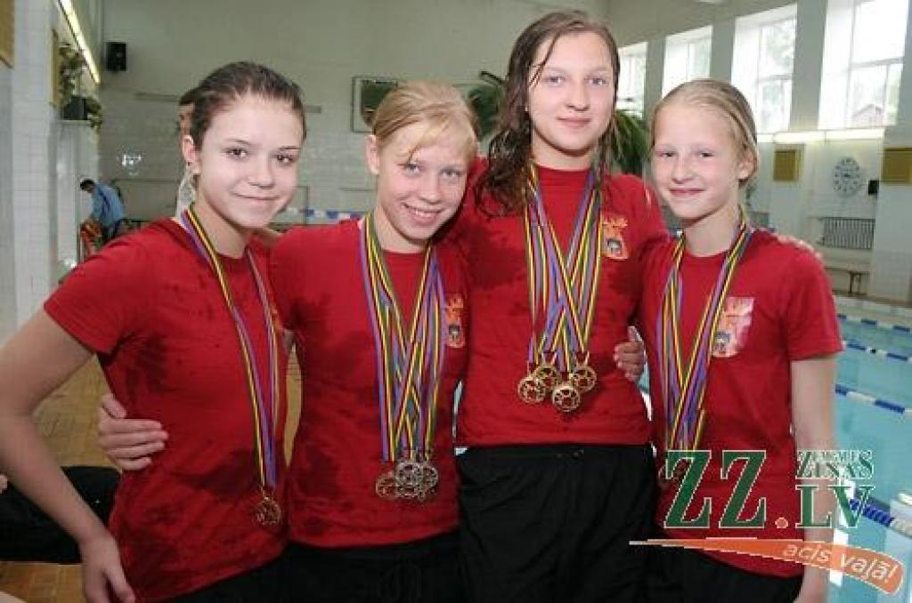Jelgavas peldētājas un viņu izcīnītās medaļas: Gundega Jankovska, Elīna Smilgaine, Agnese Gedrovica un Zane Tīrumniece.
Autors: Agris Samcovs. 