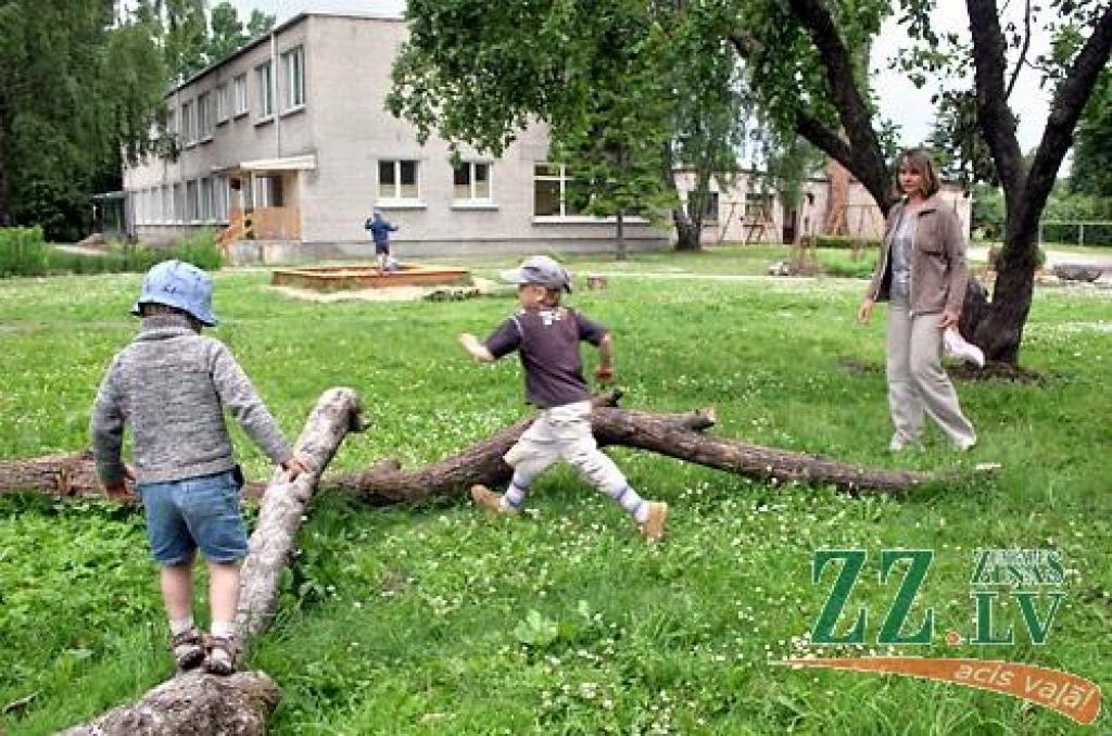 Ja pašvaldība privātos bērnudārzus vairs nedotēs, bērnu vecākiem ar septembri būs jāmaksā vēl vairāk. «Saulītes rakaru» rakari kopā ar audzinātāju Unu Ļahu darba dienas beigās gaida vecākus.
Autors: Agris Samcovs.