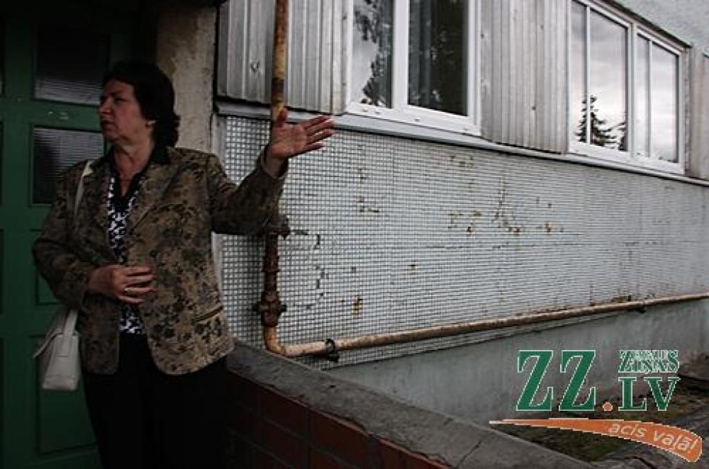 «Pagaidām esmu pret mājas siltināšanu, turklāt viss projekts noklusis. Darbus jau sen solīja sākt, bet tā arī nekas nav noticis,» neticību un reizē neziņu par Helmaņa ielas 3.mājas siltināšanas pasākumu efektivitāti pauž Ņina Čudinova.
Autors: Krišjānis Grantiņš.