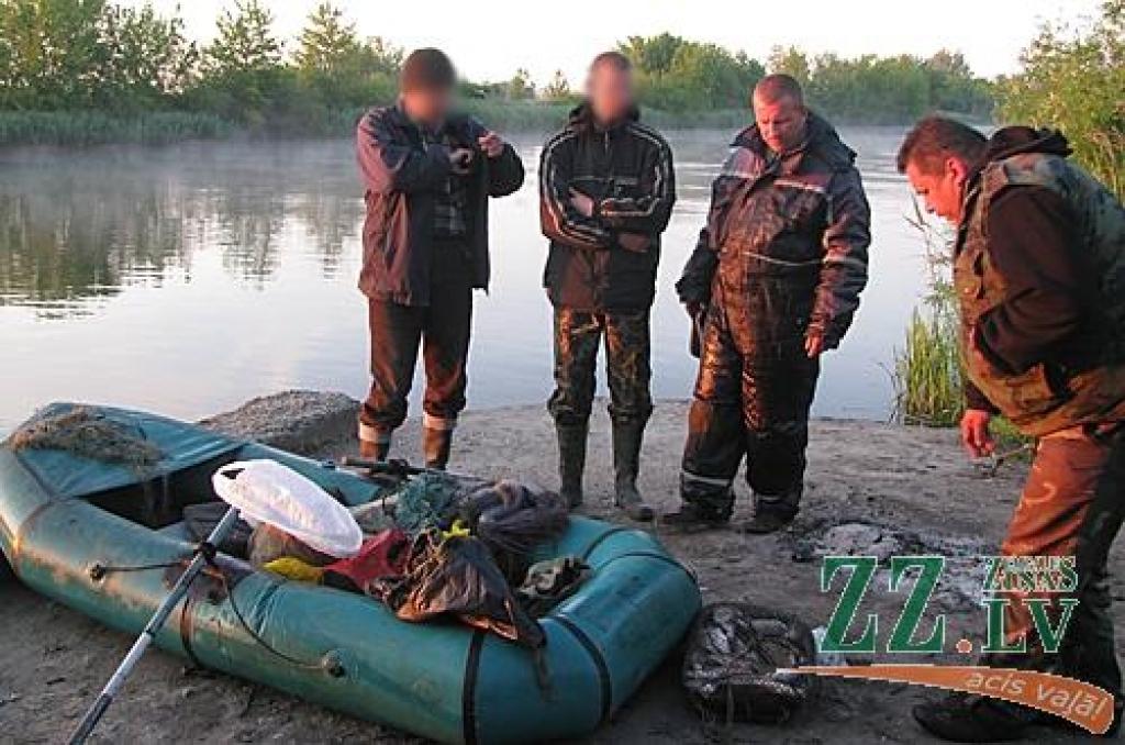 Pulkstenis rāda 5.02. Pilns komplekts - tīkli, daudz zivju un divi nedaudz apjukuši vīri. Izrādās, tēvs un dēls, par kuru darbiem un nedarbiem inspektori dzirdējuši gana daudz. Tieši viņu noķeršana ir bijusi līdz šim kluss sapnis, kam nav bijis lemts piepildīties. Vēlāk sarunā ar «Ziņām» tēvs atzīst, ka esot bez darba jau krietnu laiku, bet dēls saka, ka darba meklējumos esot bijis pat Krievijā. Lai arī abi neatzīstas, tomēr inspektors Jurijs saka, ka maluzvejniecība ir šīs ģimenes vīriešu iztikas avots jau ilgāku laiku, un citu darbu neesot bijusi vēlme meklēt. Tā kā nelikumīgā zivju ķeršana notikusi organizētā grupā un ar iepriekš plānotu mērķi, tēvam un dēlam draud kriminālatbildība. Iespējamais sods – naudassods līdz pat 40 minimālo mēnešalgu apmērā, divi gadi cietumā, arests, vai piespiedu darbs. Inspektoriem Jurijam Skribānam (no labās) un Aigaram Ostrovskim vēl priekšā nelikumīgi noķertā loma «iegrāmatošana».
Autors: Edgars Sauka.