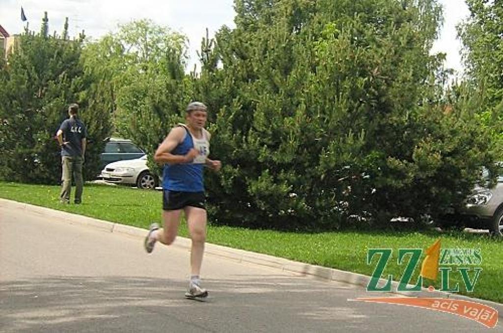 Desmit kilometru distancē labāko trijnieku noslēdza ilggadējais skrējējs Andis Pāže. 
Autors: Maija Laizāne.