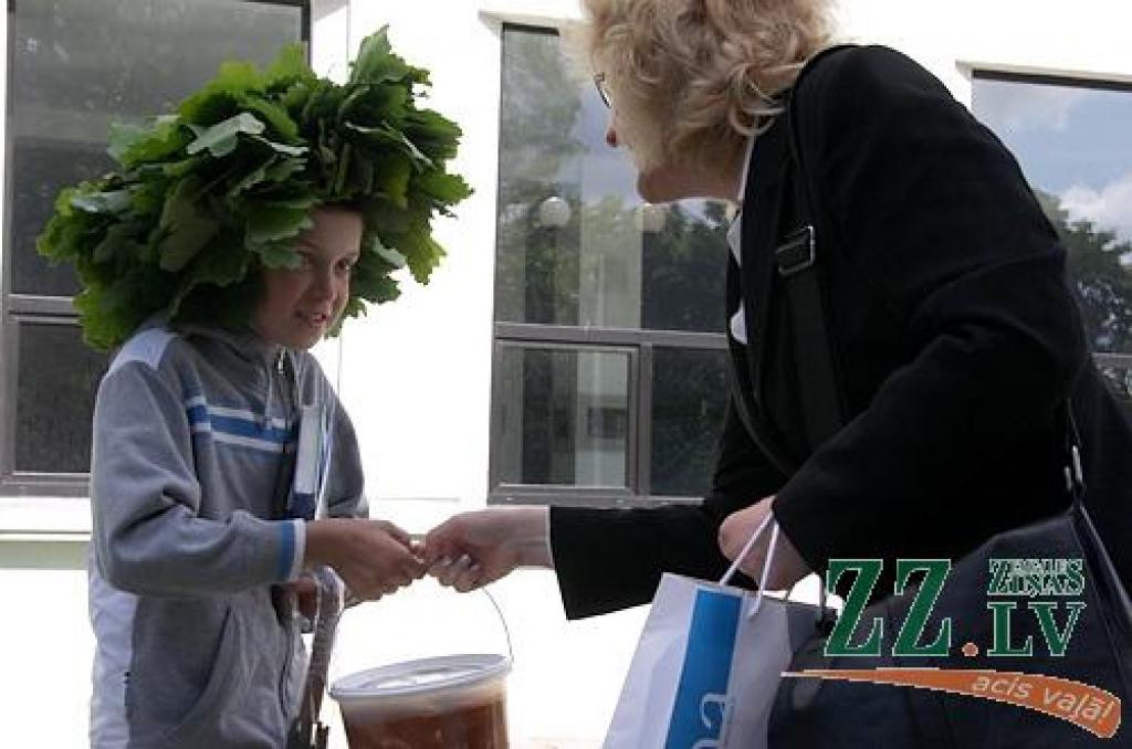 Balvas no laikraksta «Zemgales Ziņas» galvenās redaktores Ligitas Timmas saņem konkursa par Zemgales īsteno Jāni trešās vietas ieguvējs – Jānis Arnītis.
Autors: Krišjānis Grantiņš.