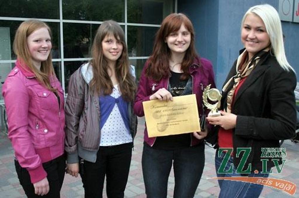 Uzvarētājas daiļā dzimuma grupā: «Dullās» - Liene Stalidzāne, Ance Seikstule, Bellinda Badūne un Vivita Jukņēviča.
Autors: Agris Samcovs.