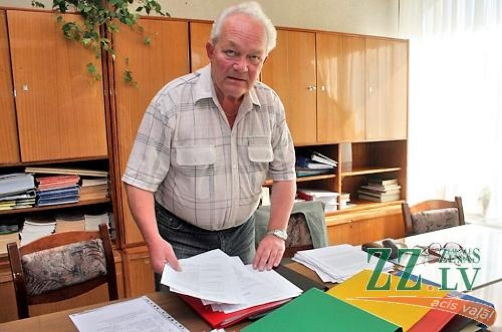 Šķibes pamatskolas vēstures skolotājam Valdim Neļķem pēc 40 nostrādātiem gadiem nav viegli šķirties no ierastā darba.
Autors: Agris Samcovs.