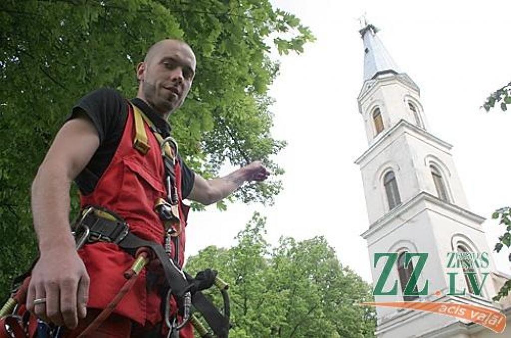 Celtnieks alpīnists Gatis Mitenieks teic, ka remontdarbu gaitu ietekmējuši laika apstākļi.
Autors: Agris Samcovs.