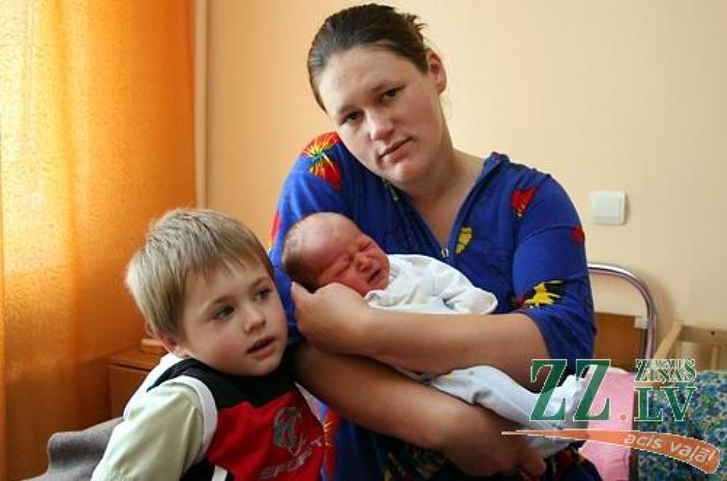 Marina Murāne ar jaundzimušo Aleksandru un vecāko dēlu Vladislavu.
Autors: Krišjānis Grantiņš.