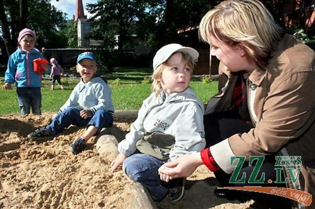 Četrgadīgā Viestura mamma Rūta Zaļeckīte bija dzirdējusi par valdības ieceri atteikties no pirmsskolas obligātās apmācības un šādu lēmumu vērtē ļoti negatīvi.
Autors: Agris Samcovs.