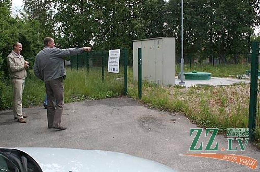 Zagļu darbs pēdējo nedēļu laikā nu jau otro reizi pārsteidzis SIA «Jelgavas ūdens» tehnisko direktoru Gvido Gudeli (no labās) un inženieri Uldi Leju –  kanalizācijas sūkņu stacija Zvejnieku ielā 10 aizvadītajā nedēļā palikusi bez lielajiem un mazajiem vārtiem.
Autors: Armands Jēgermanis.